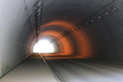 トンネルの先の灯り