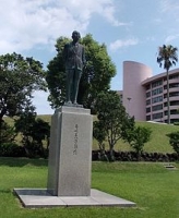 岩崎余八郎の銅像