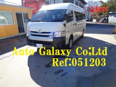 トヨタハイエースコミューター１４人乗り