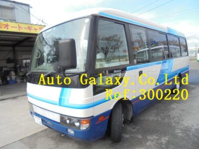 マイクロバスは子どもたちを乗せて