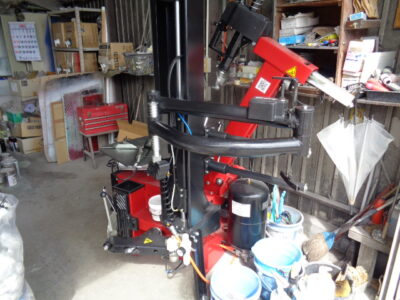 マイクロバス他用タイヤチェンジャーの設置を完了しました。